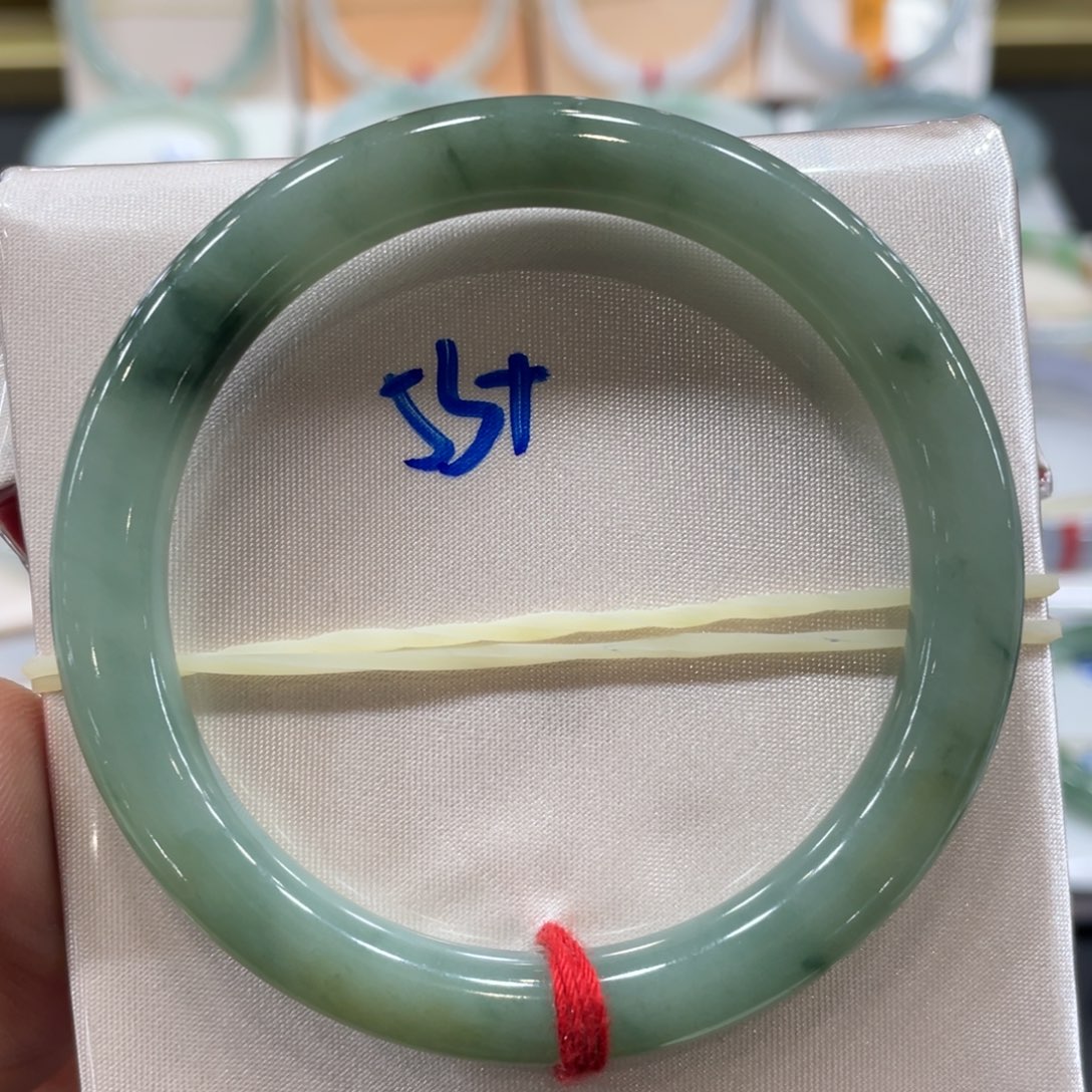 翡翠手镯未镶嵌翡翠手镯