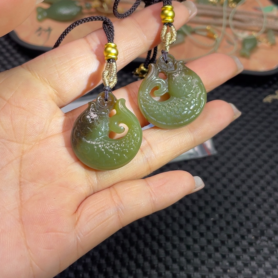 和田玉未镶嵌颈饰带糖鱼吊坠