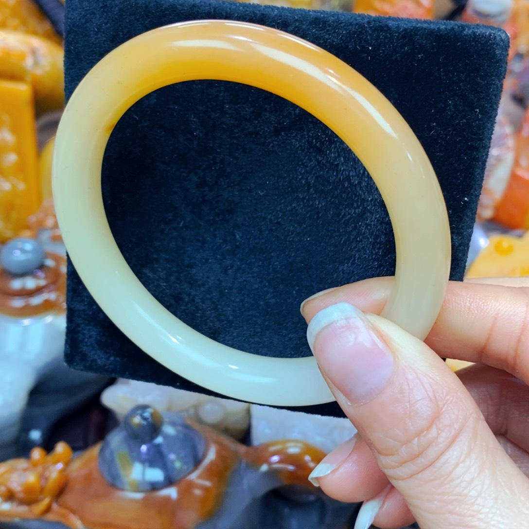 未镶嵌石英质玉（黄龙玉）颈饰