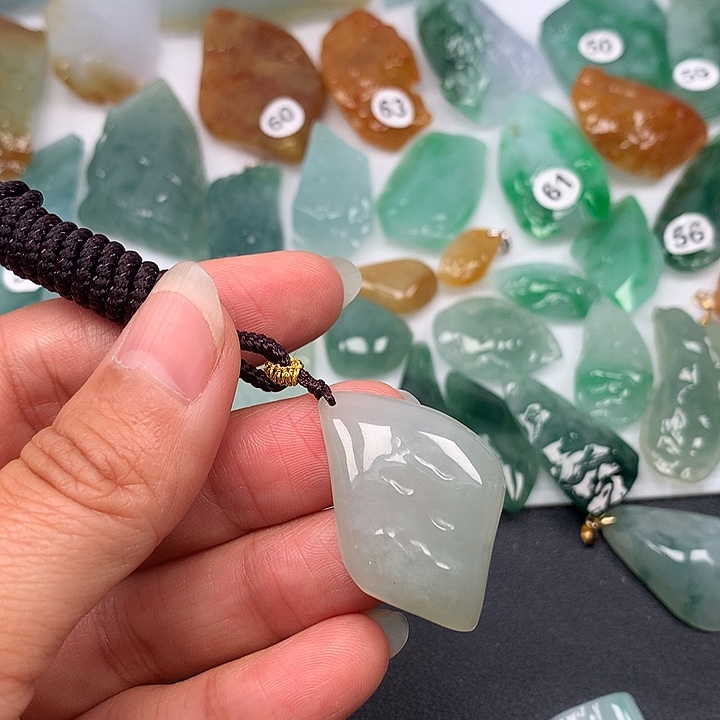 翡翠未镶嵌颈饰随型