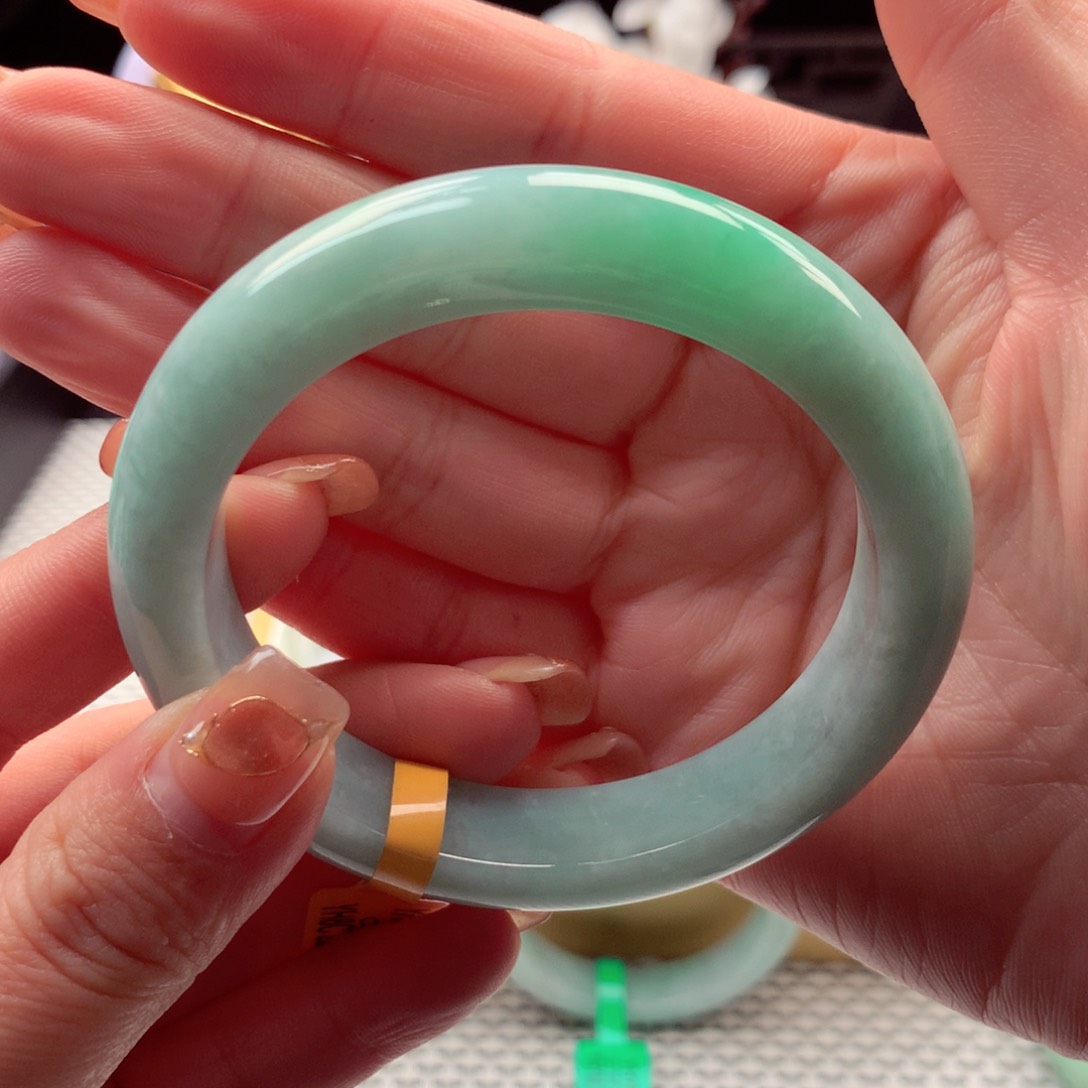 翡翠手镯未镶嵌翡翠