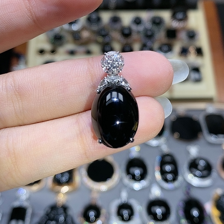 颈饰18K金镶嵌翡翠蛋面