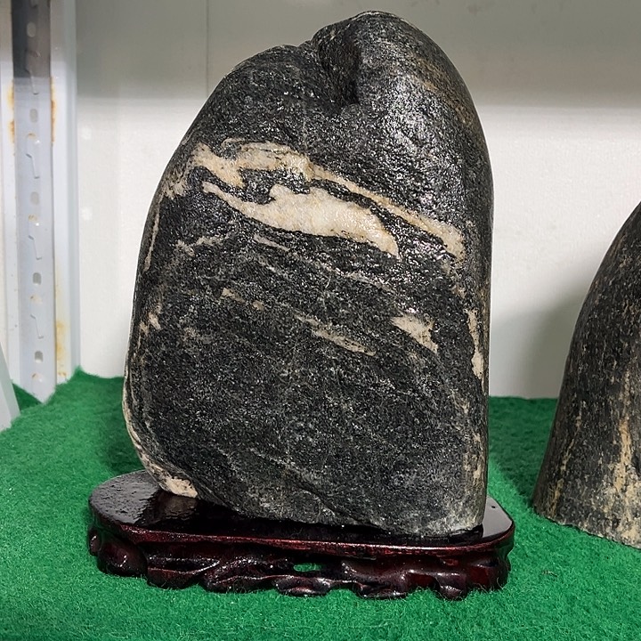 石材顶端带凹，一物一图