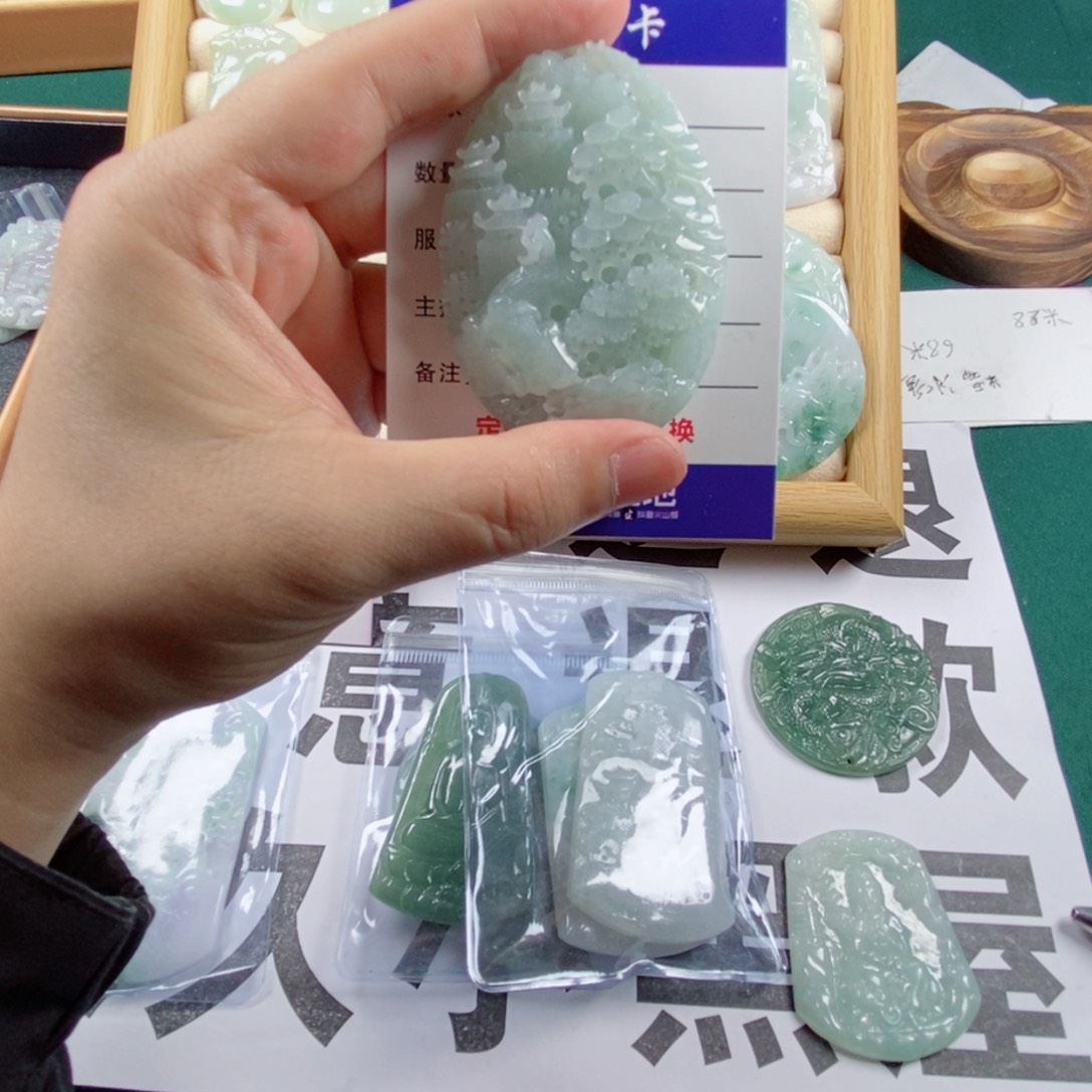 翡翠未镶嵌颈饰翡翠牌子
