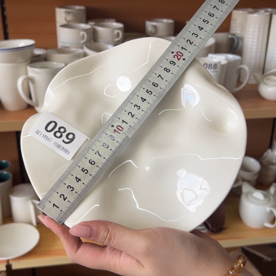 新骨瓷089瑕疵慎拍 暖白 8.5寸 荷叶异形盘  漂亮菜盘