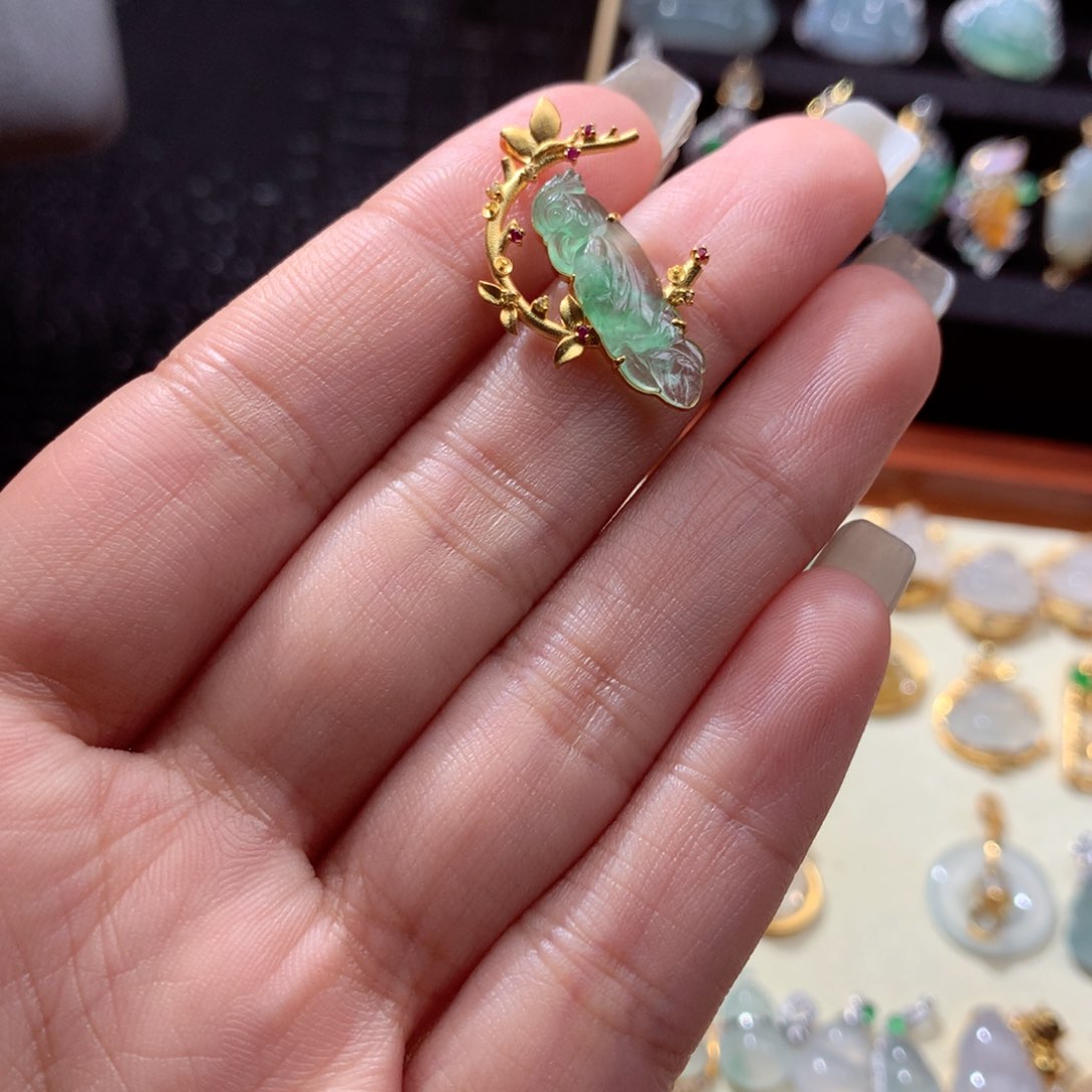 翡翠颈饰18K金镶嵌九*翡翠