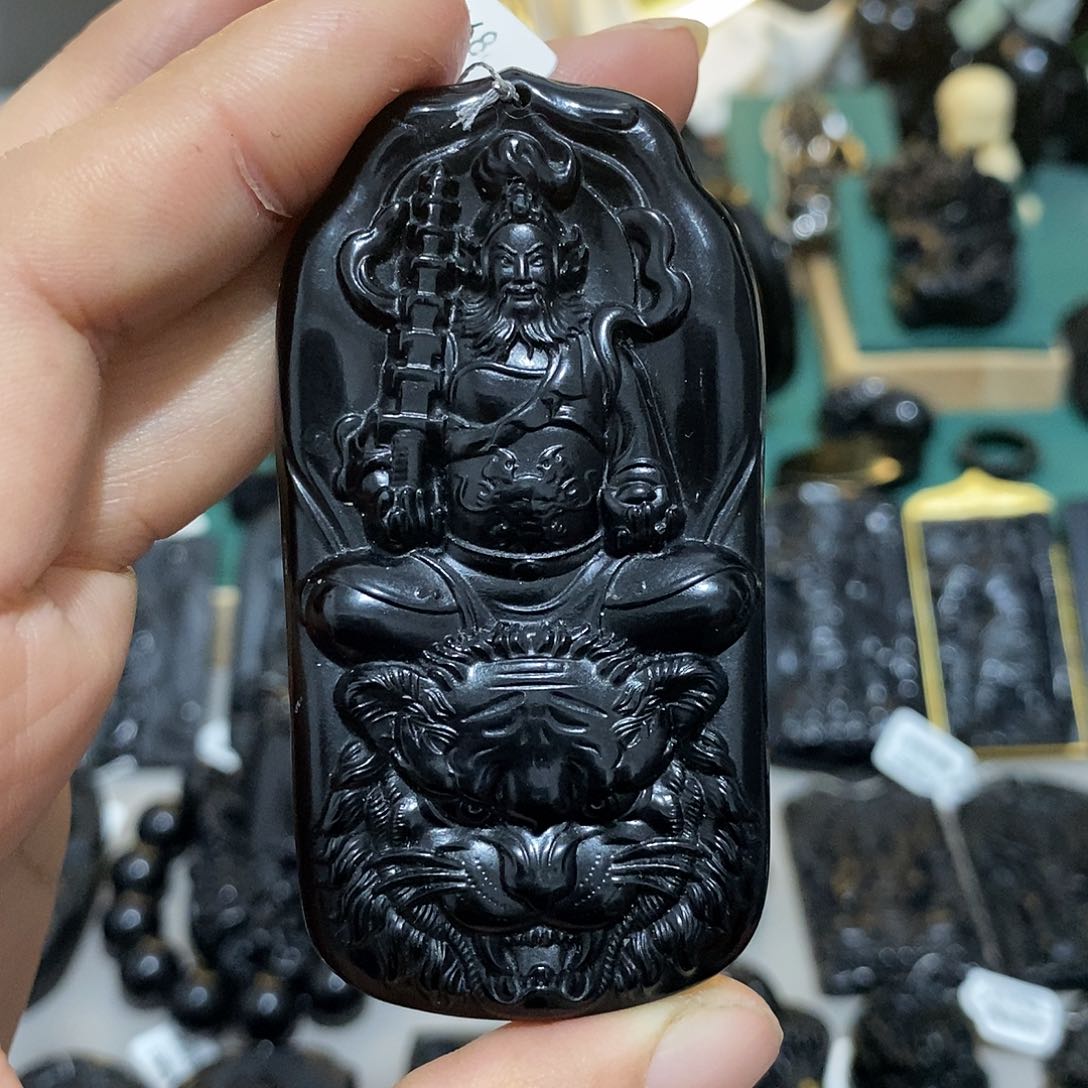 蛇纹石玉颈饰未镶嵌心*