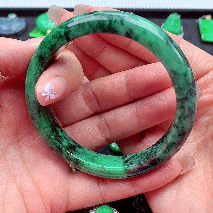 翡翠手镯未镶嵌翡翠