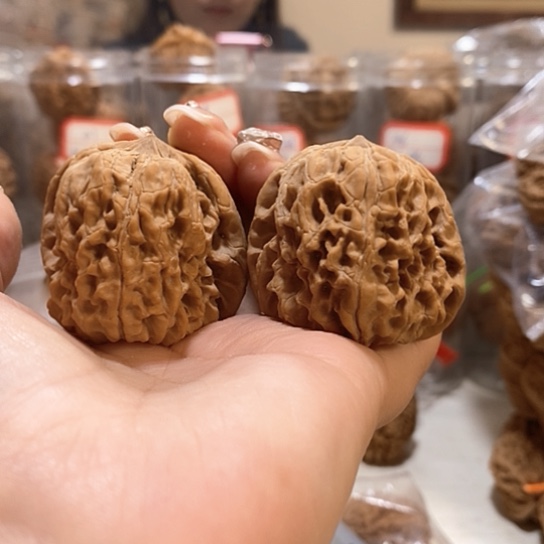 文玩核桃吊坠42门墩有白尖