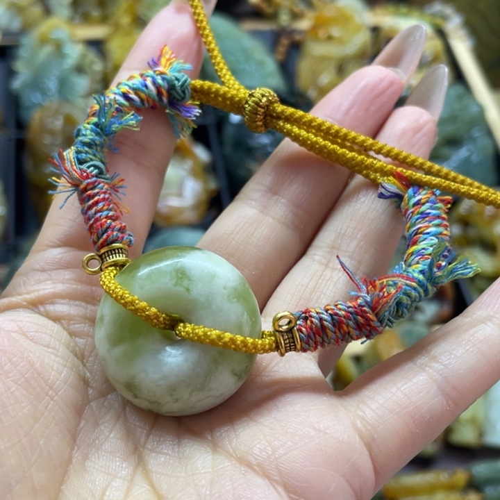 蛇纹石玉颈饰未镶嵌