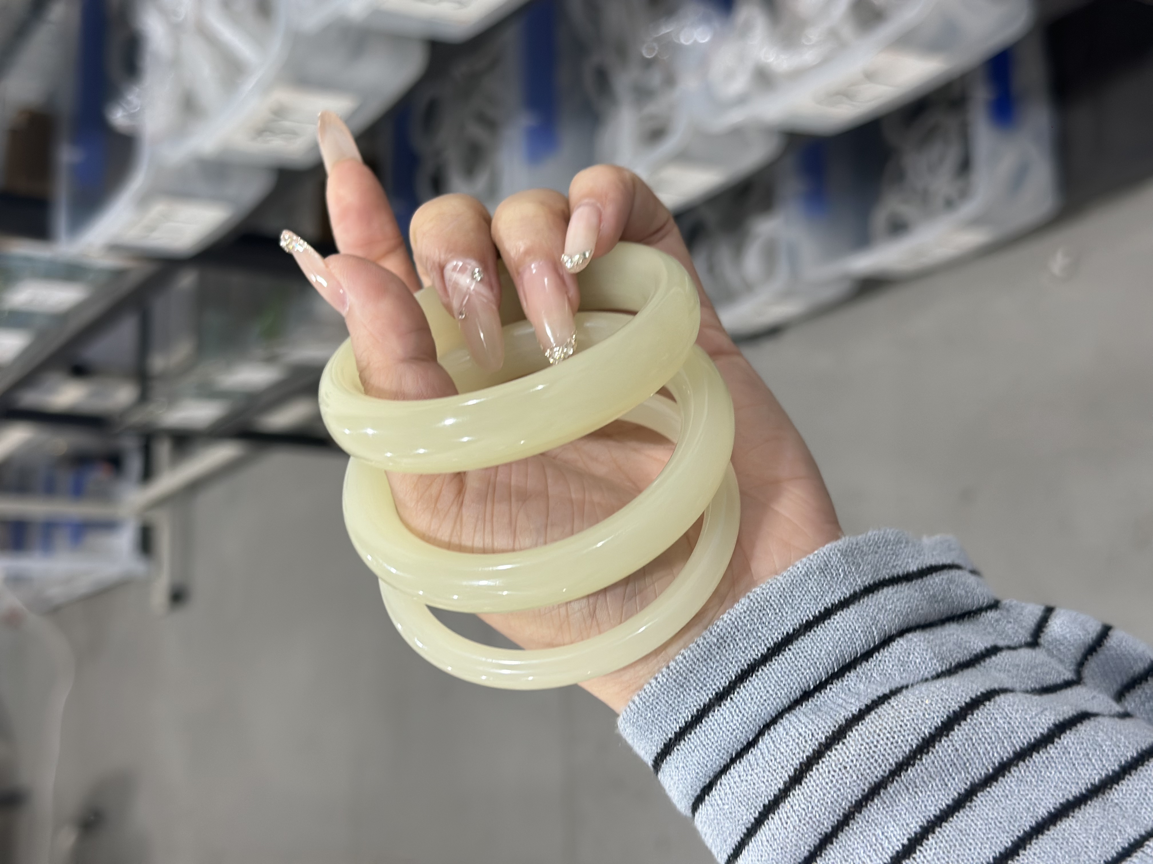 天然和田玉手镯 美人镯 正圈圆条青白蜂蜜水 百搭时尚