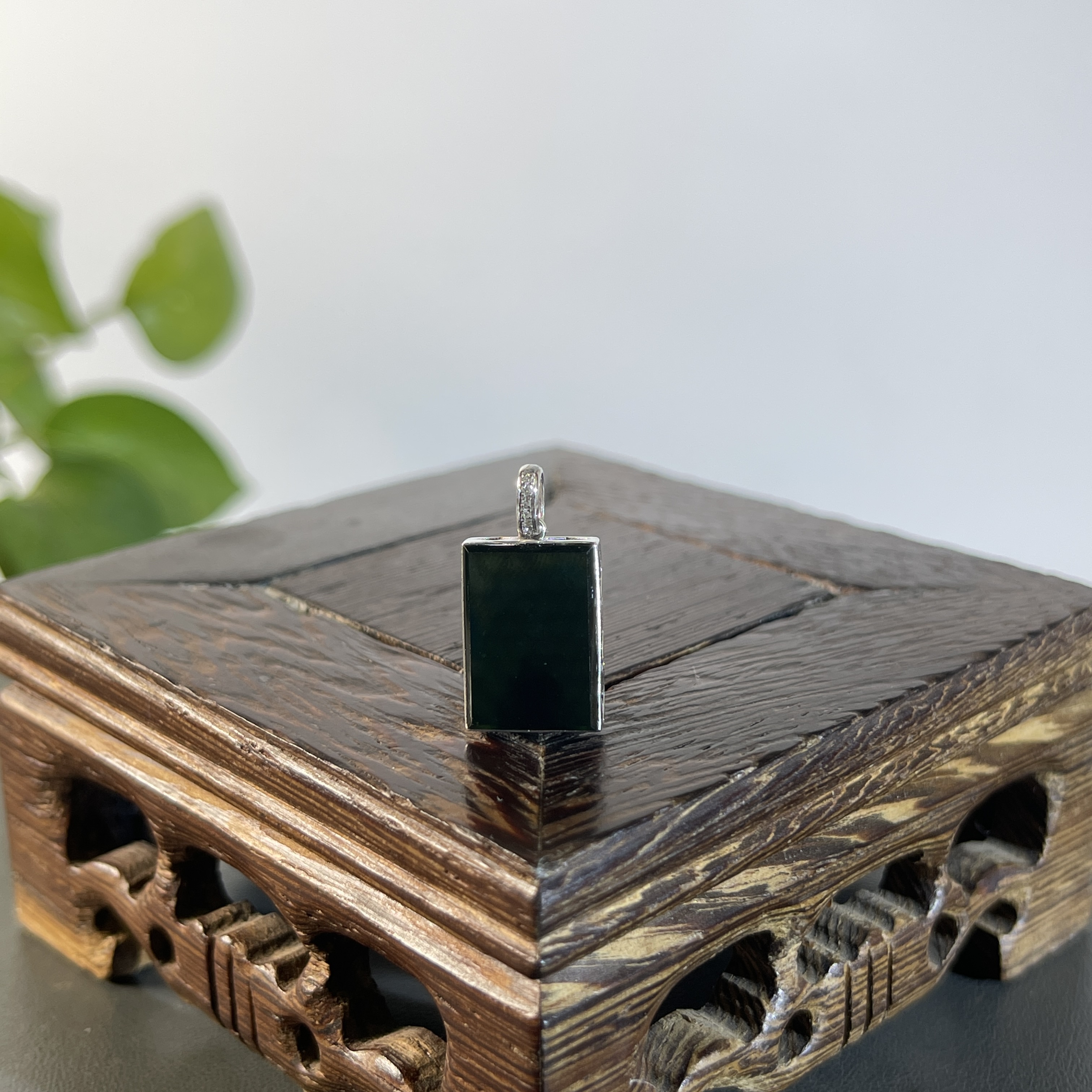 JXW29-115  黑色天然翡翠A货 黑-18K镶嵌无事牌