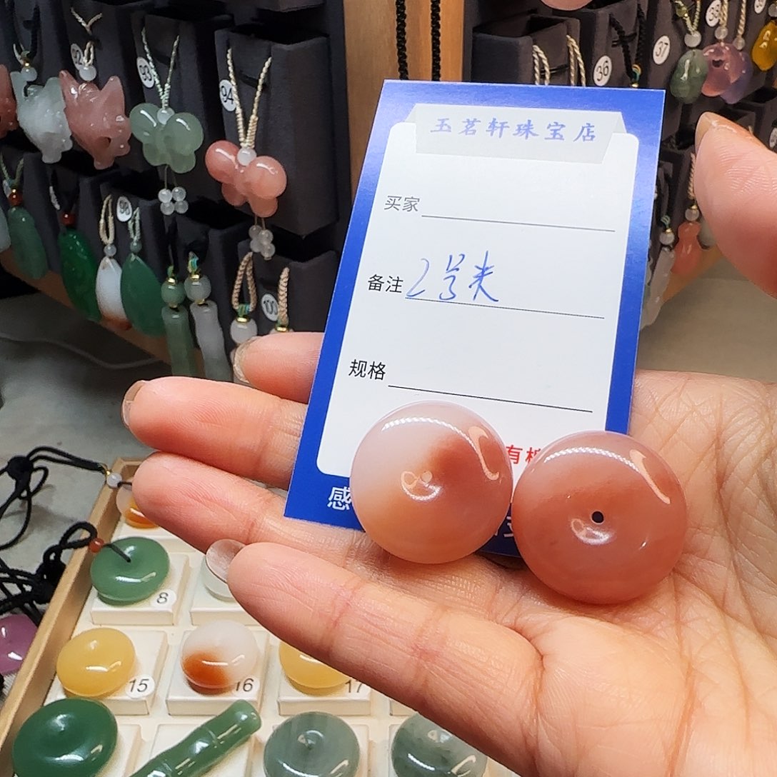 红***年石英质玉未镶嵌颈饰