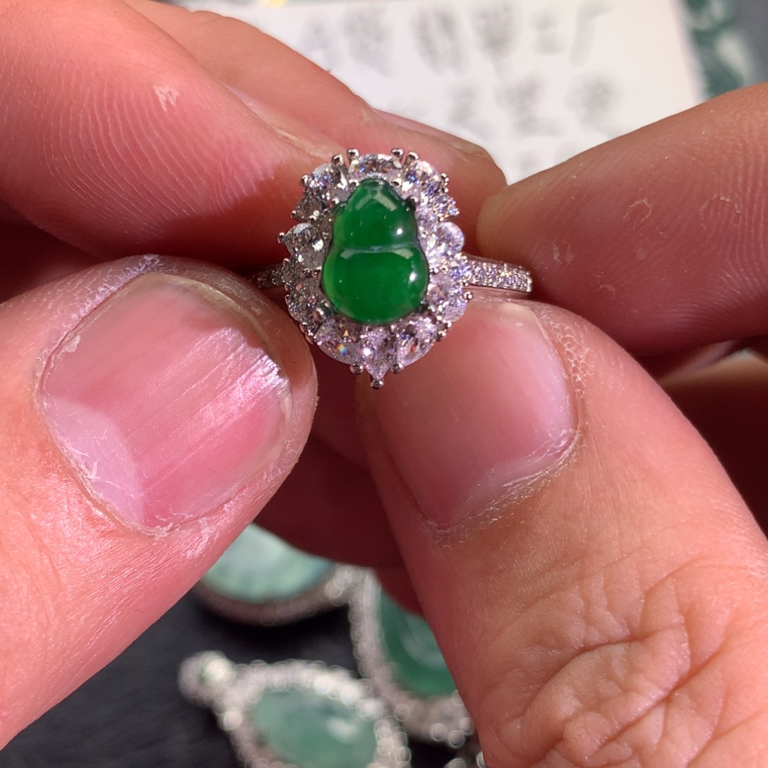 翡翠颈饰未镶嵌葫芦戒指