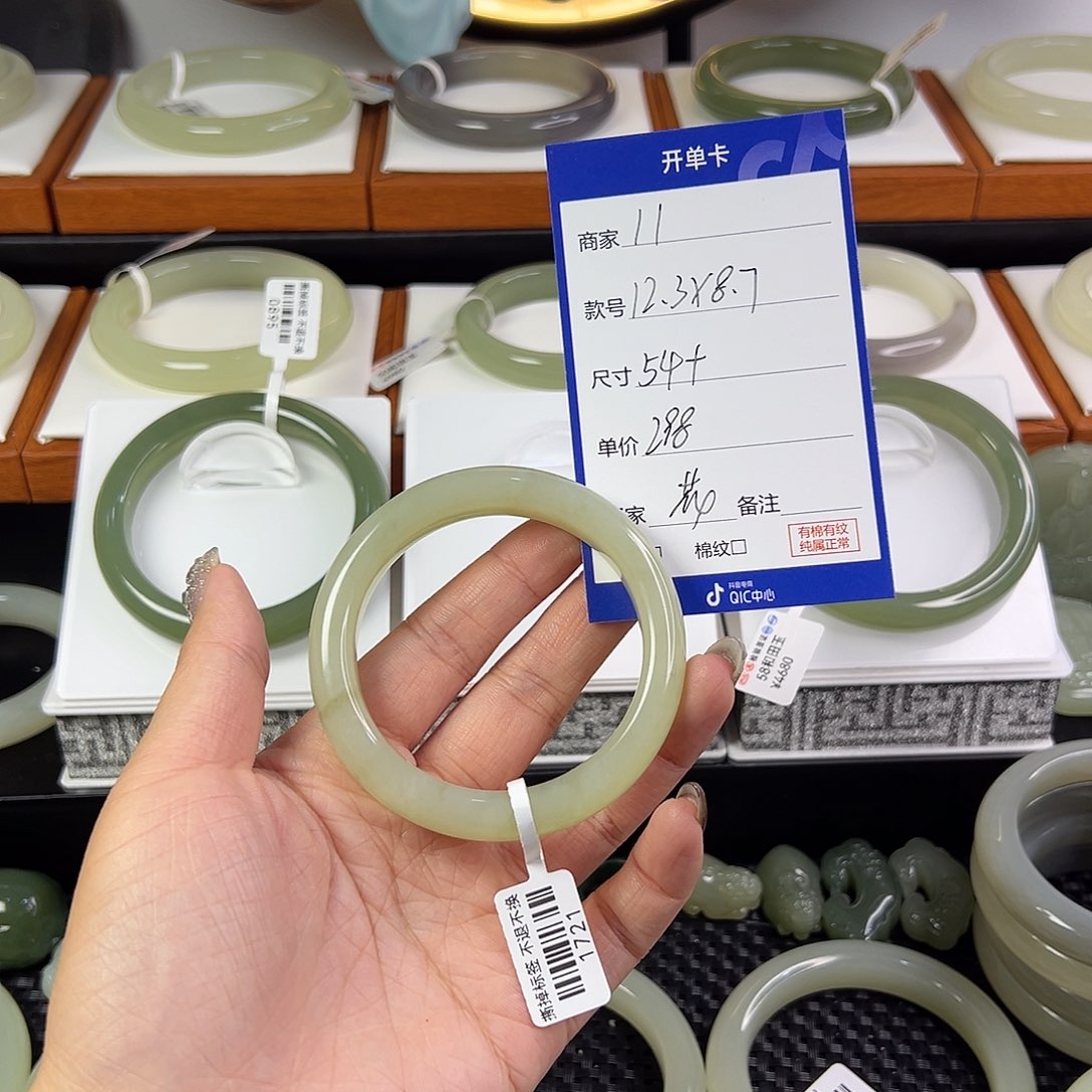 和田玉手镯未镶嵌花****贵