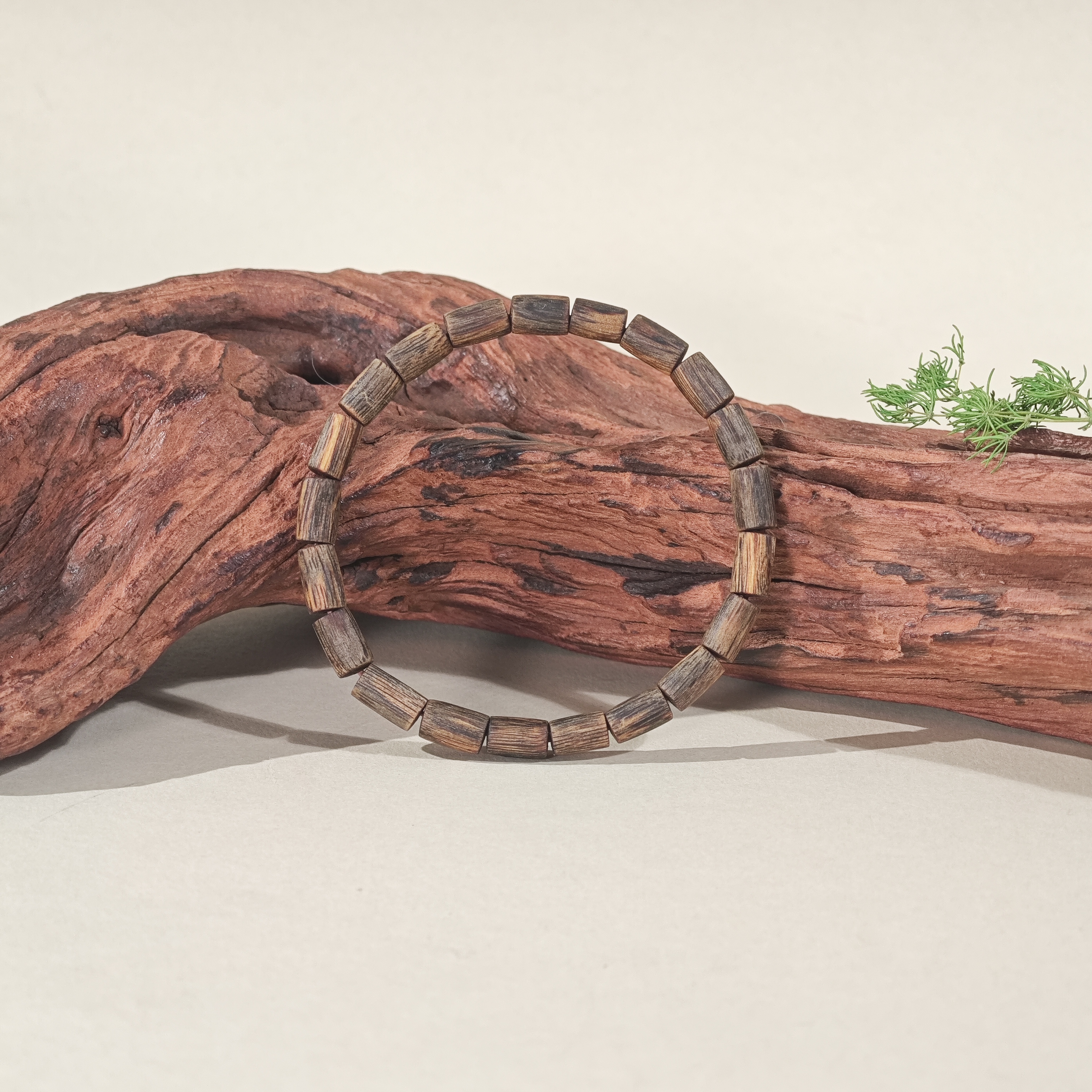 沉香海南乌身圆叶（ 约5mm）桶珠沉水单圈手串LQ065