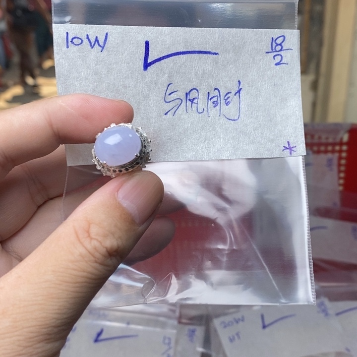 定制翡翠未镶嵌与**行戒指