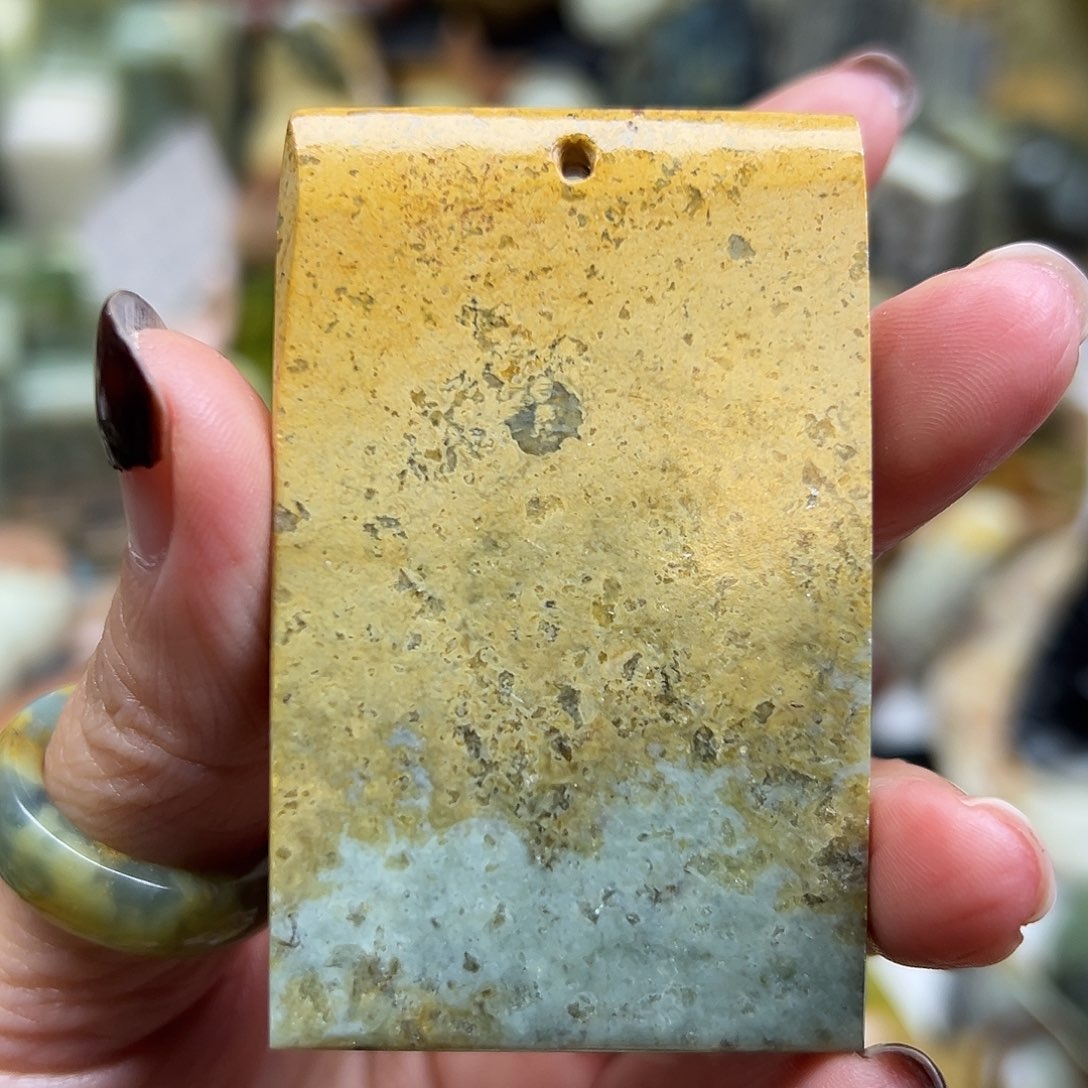岫岩河磨玉（透闪石质玉）未镶嵌颈饰河磨玉无事牌
