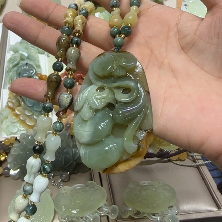 蛇纹石玉吊坠未镶嵌