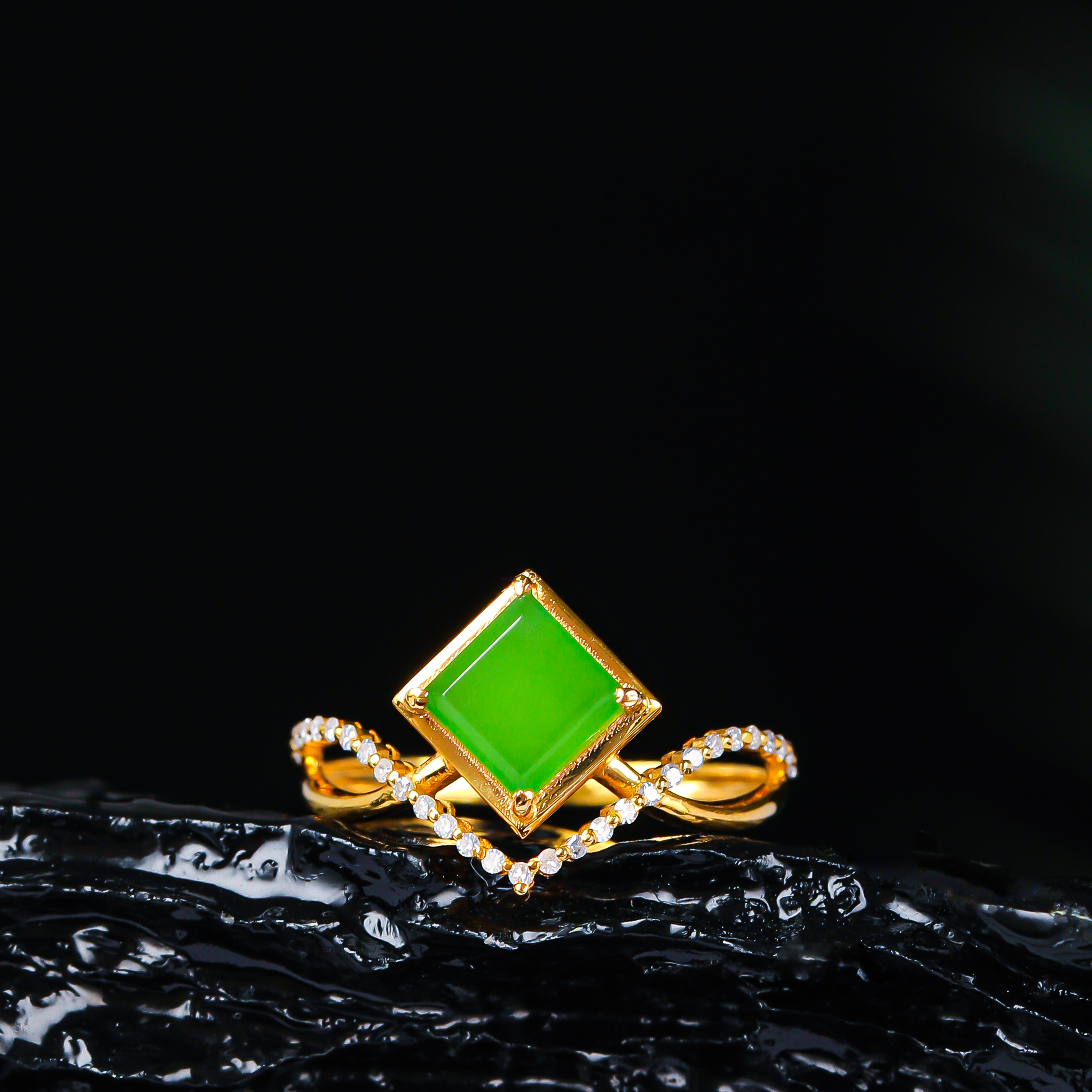 18K金加钻镶嵌6mm苹果绿棱形皇冠戒指HNZ13966