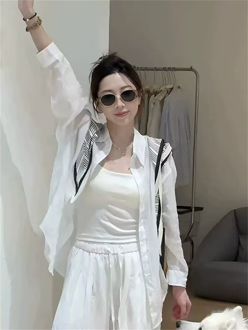 韩系字母收腰上衣搭配条纹裙时尚组合