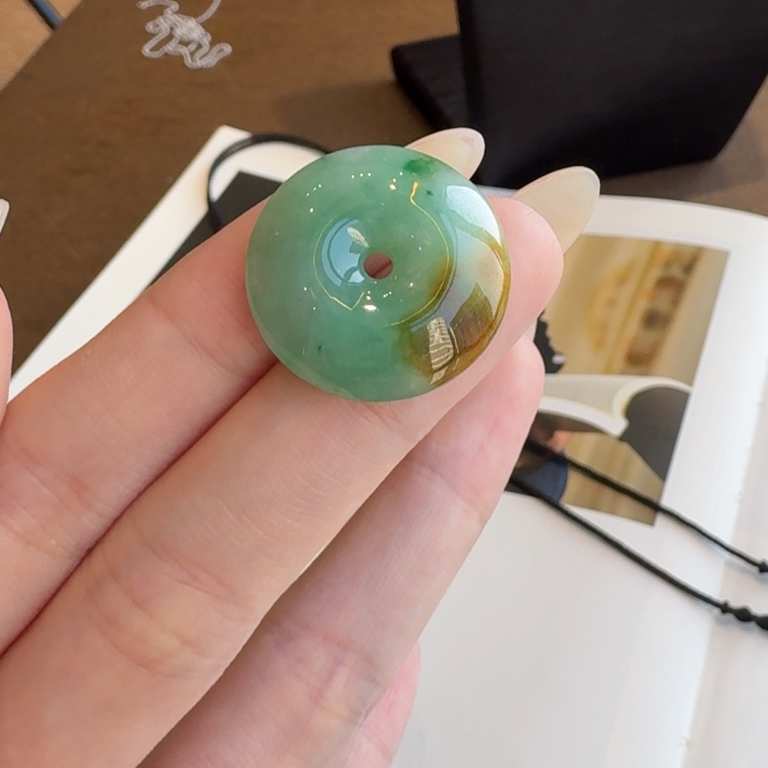 翡翠颈饰未镶嵌三彩平安扣