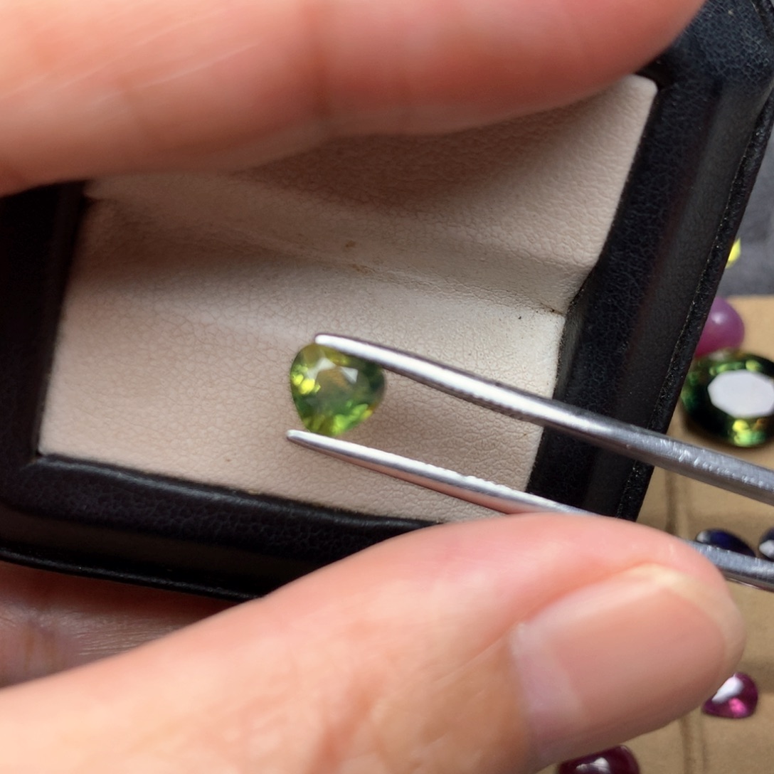 蓝宝石裸石未镶嵌