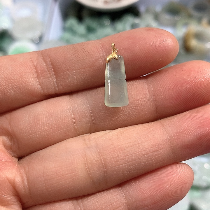 翡翠18K金镶嵌项圈吊坠