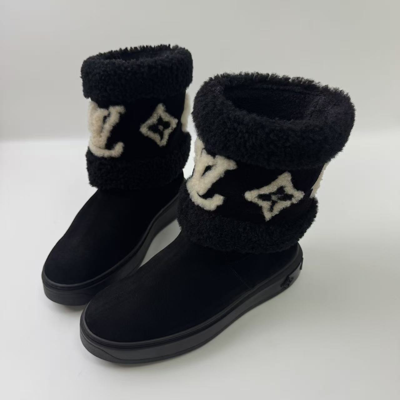 99新 LouisVuitton/路易威登 37码/仔仔/黑色印花毛毛中筒靴1837