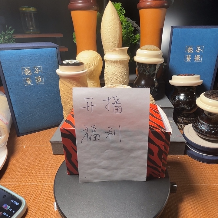 小心翼翼在床底下摸一