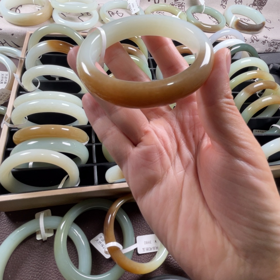 和田玉未镶嵌手镯