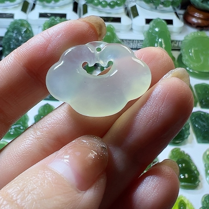 蛇纹石玉颈饰未镶嵌芷****?