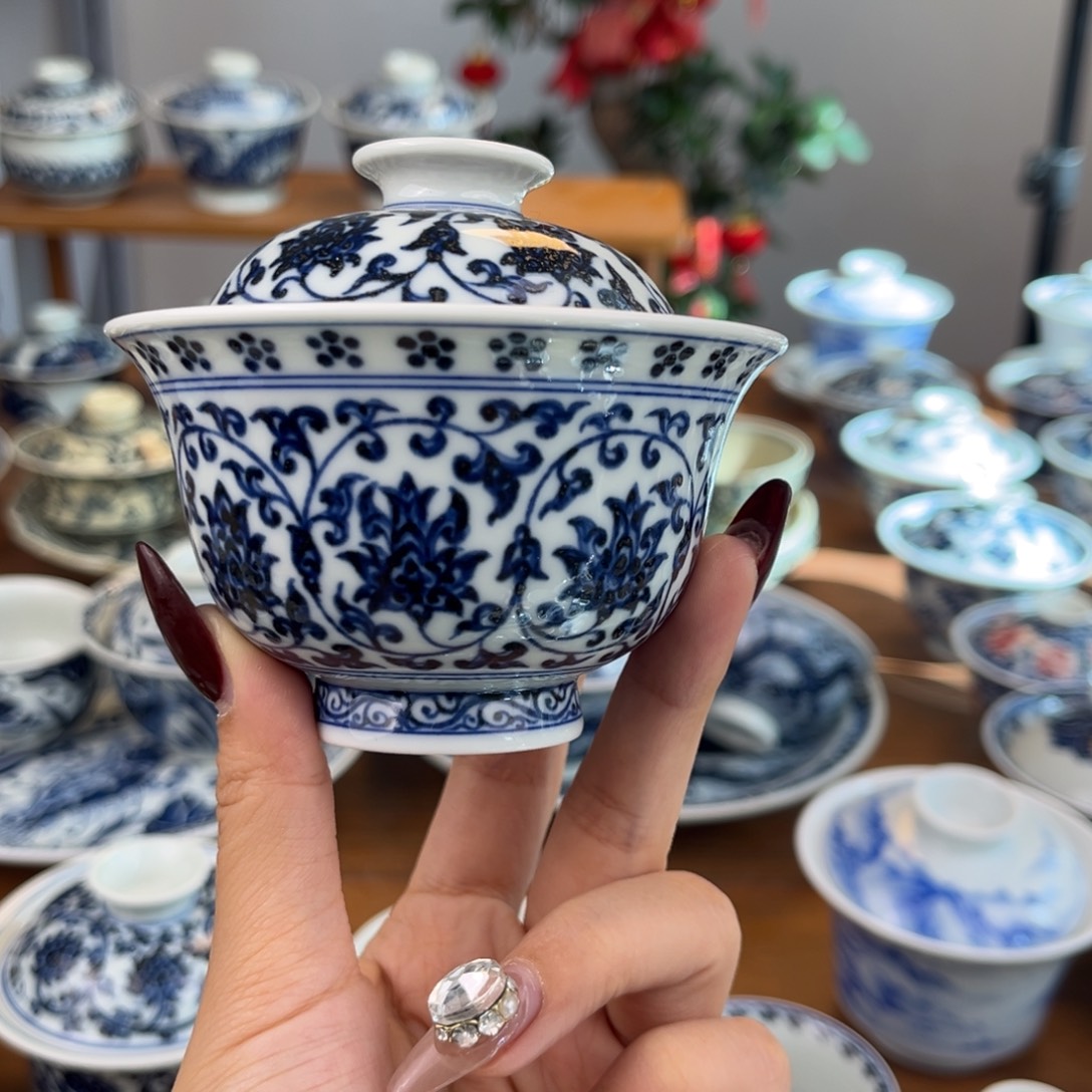 K***R段泥微瑕缠枝莲盖碗