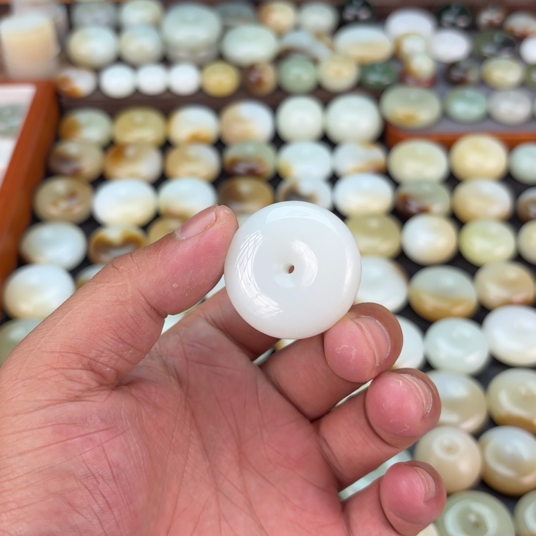 三***作颈饰未镶嵌和田玉