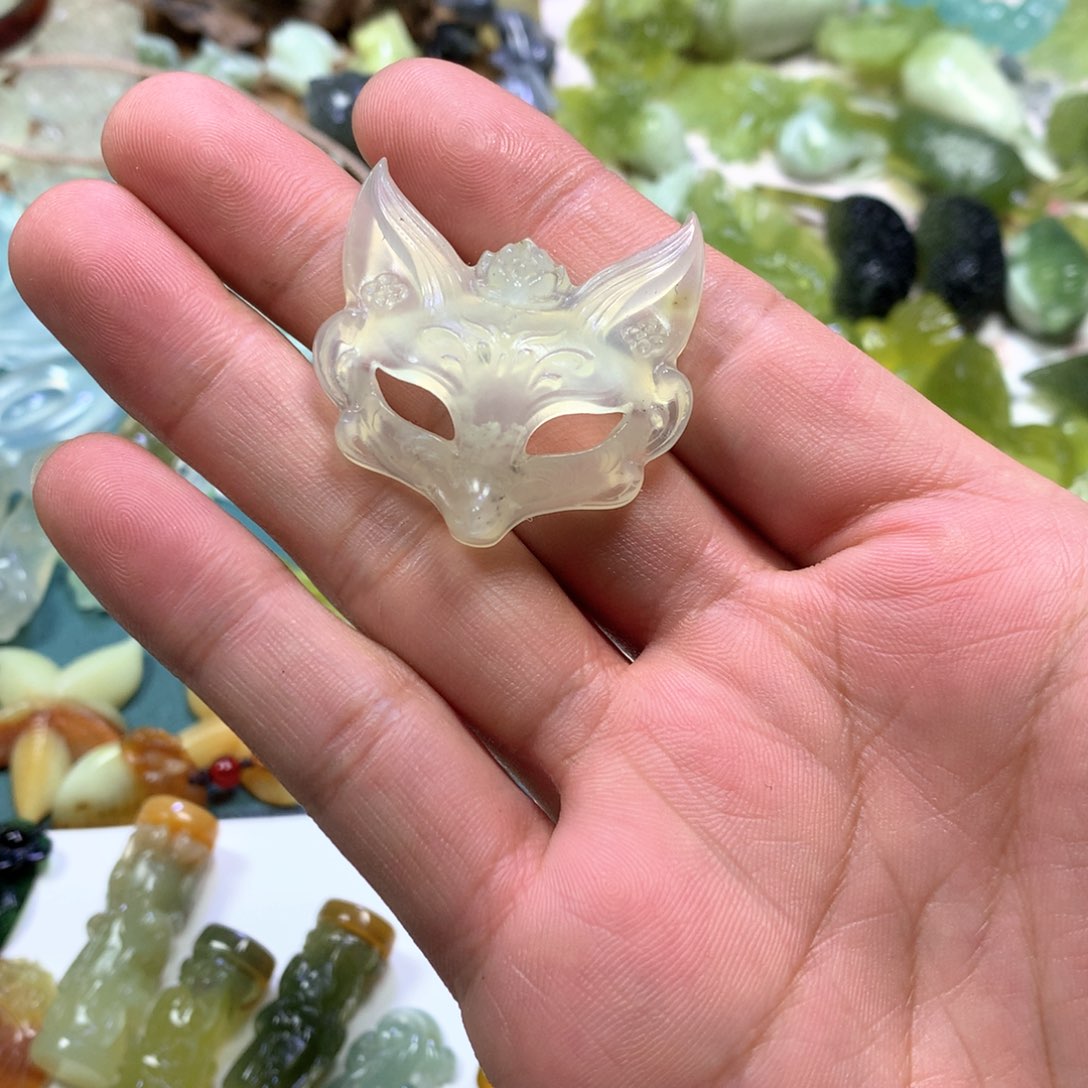 岫玉颈饰未镶嵌狐狸面具