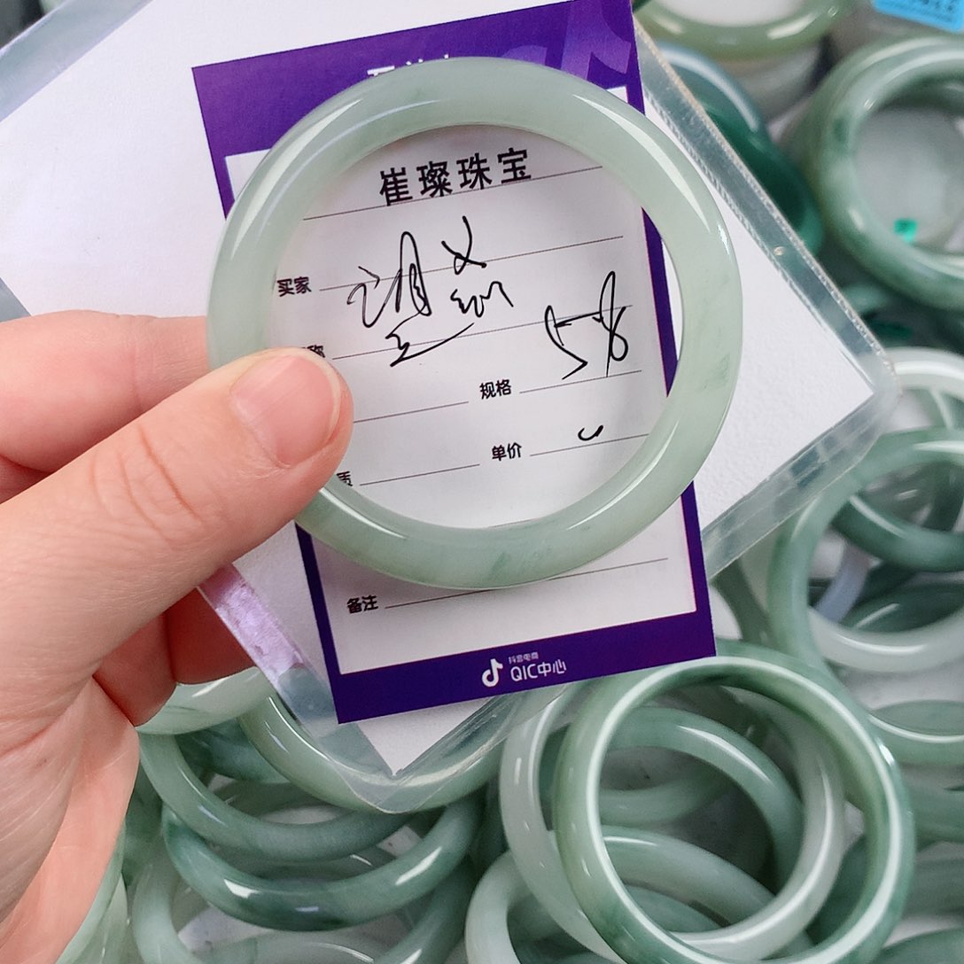 未镶嵌手镯石英质玉（金丝玉）望*