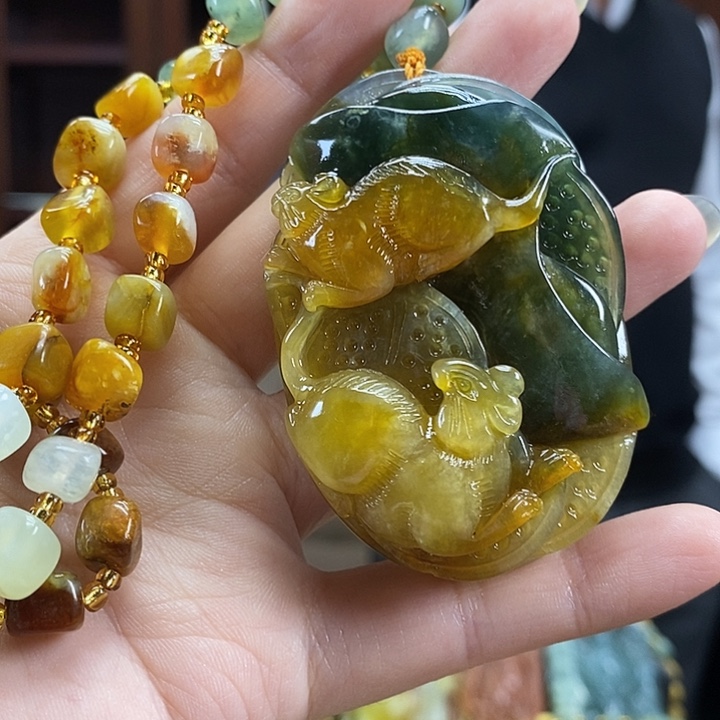 玲***儿蛇纹石玉未镶嵌颈饰