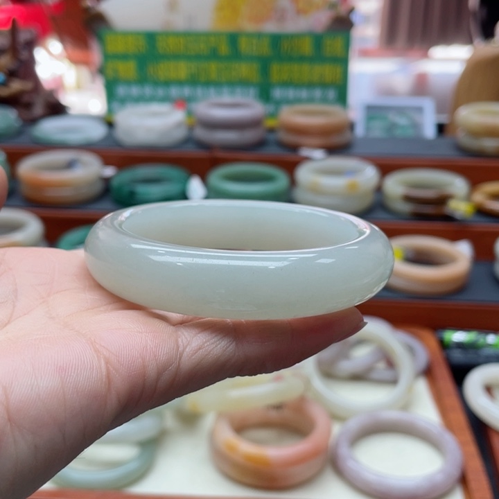 石英质玉手镯未镶嵌佘太翠手镯