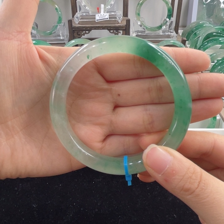 未镶嵌手镯石英质玉（非洲翠）