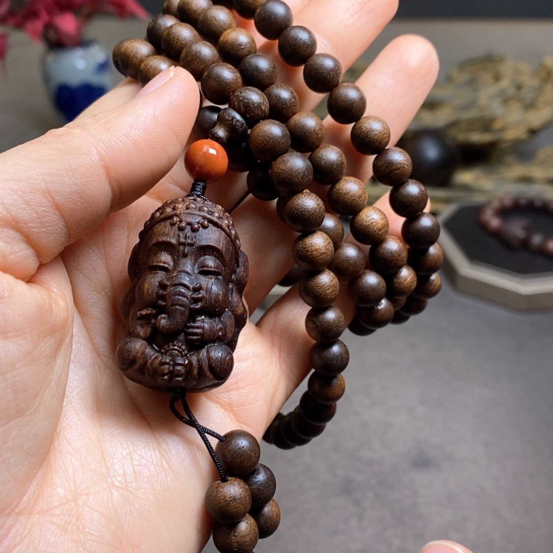 沉香手串越南富森红土糖结玉化0.8×108➕白棋象神沉香木雕