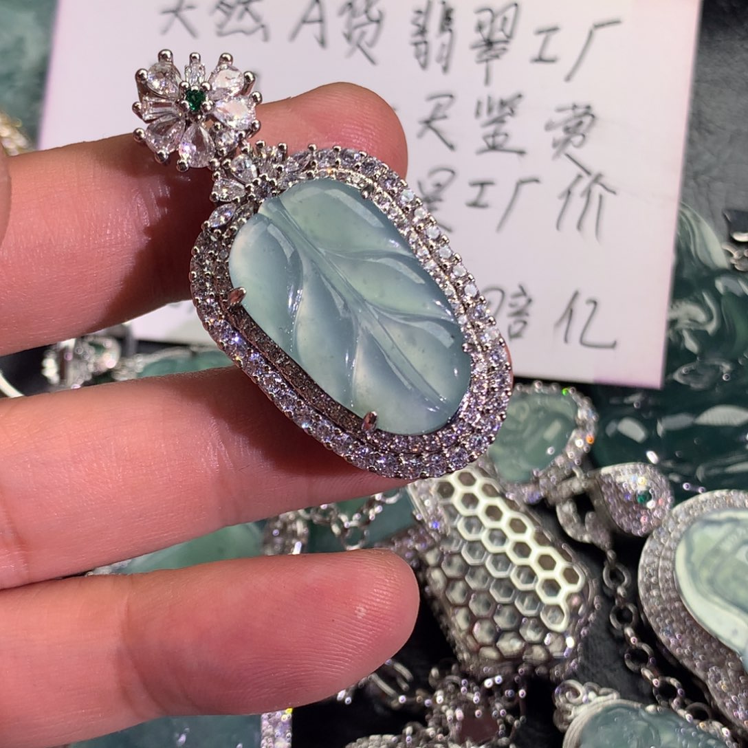翡翠颈饰未镶嵌叶子