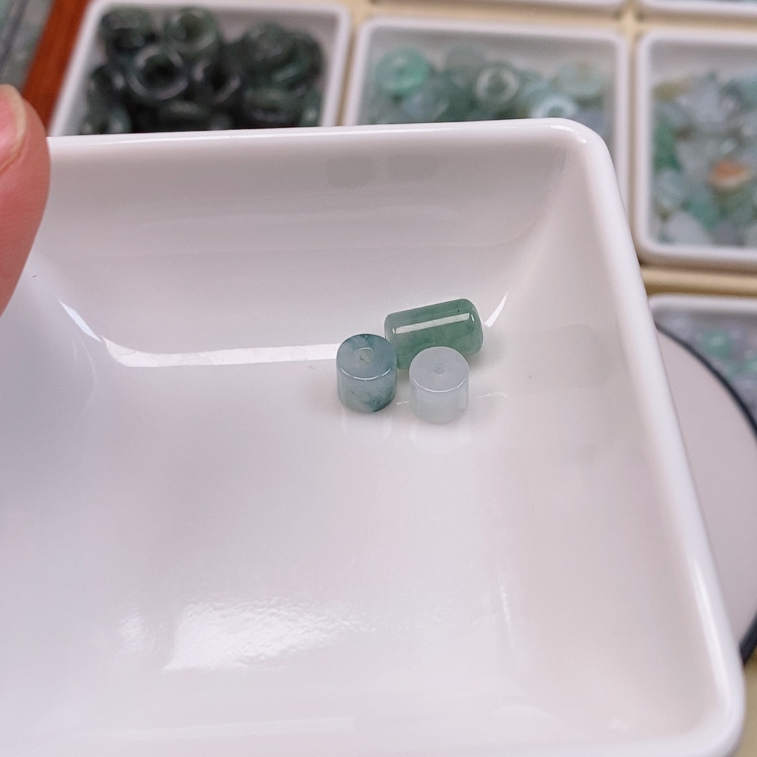 翡翠未镶嵌颈饰了****