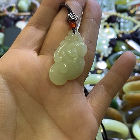 和田玉未镶嵌颈饰一个