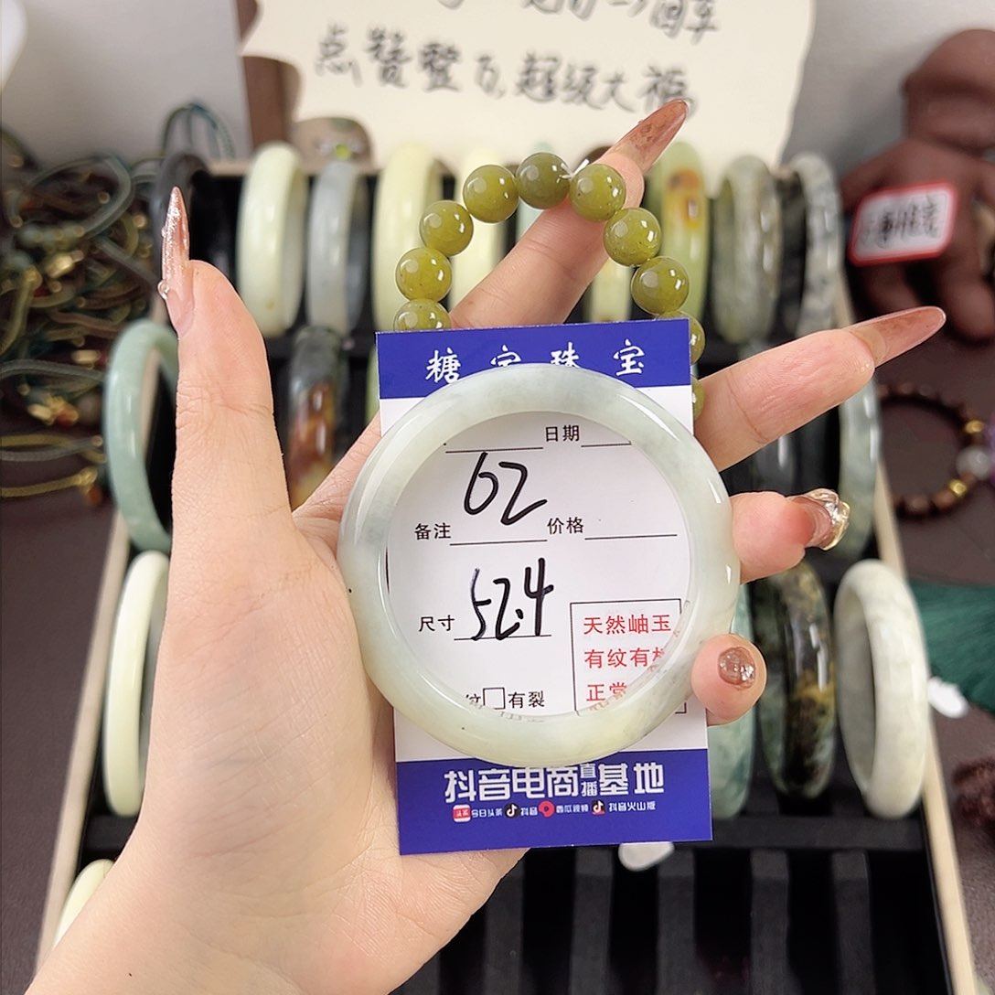 蛇纹石玉手镯未镶嵌早***恼