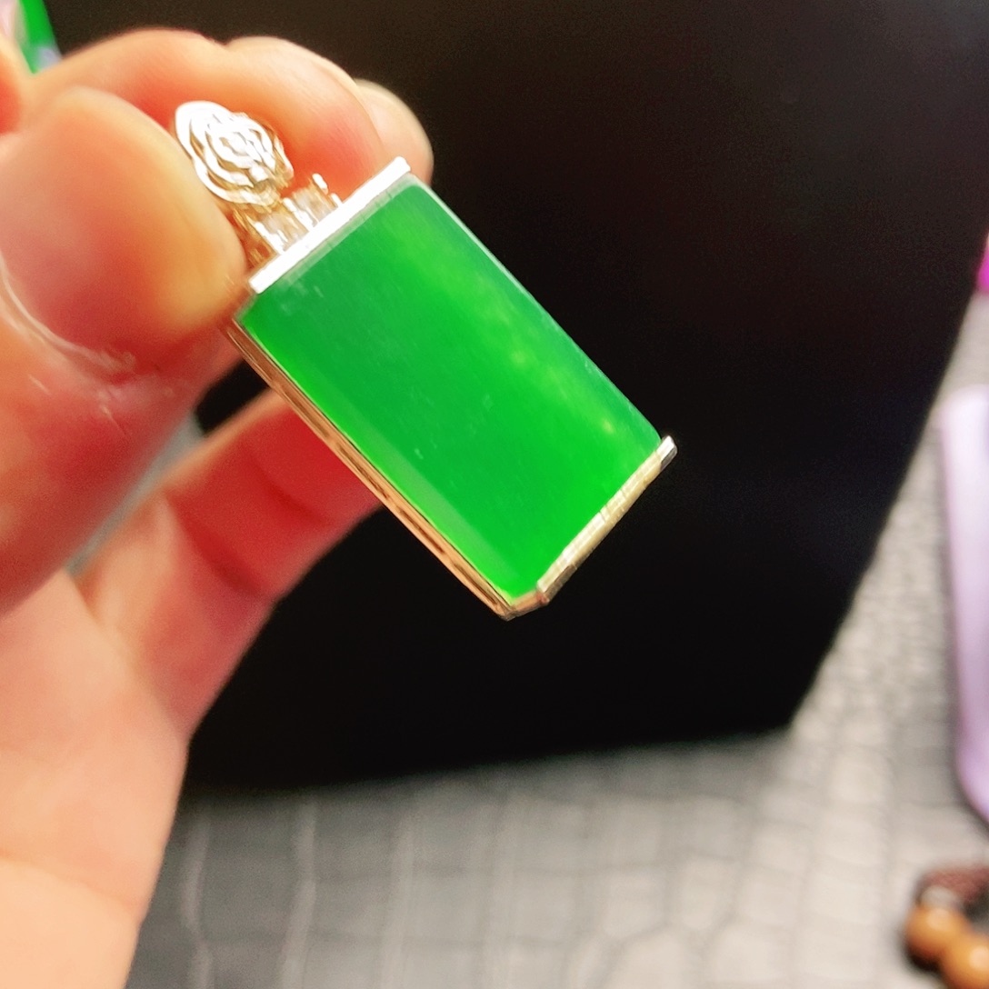 翡翠14K金镶嵌颈饰