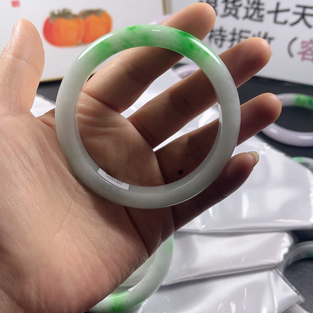 小*以实物为准，拍哪个发哪个