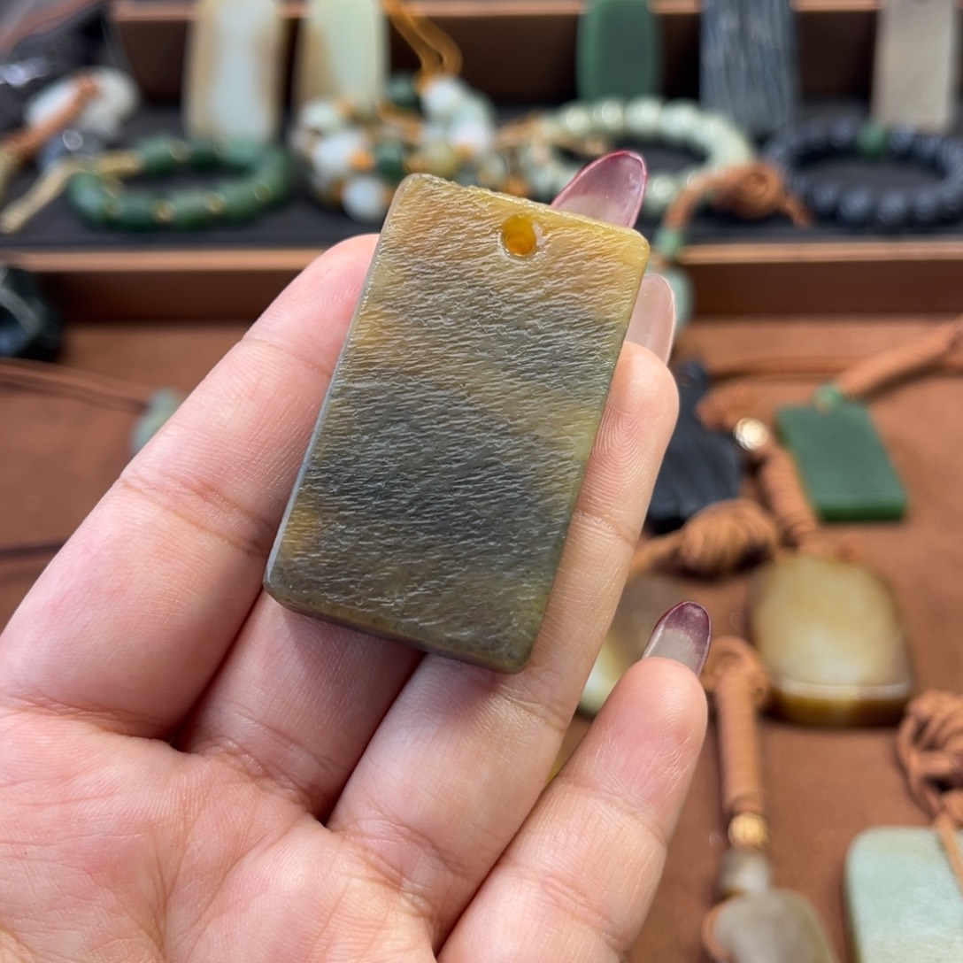 和田玉颈饰未镶嵌马**燕