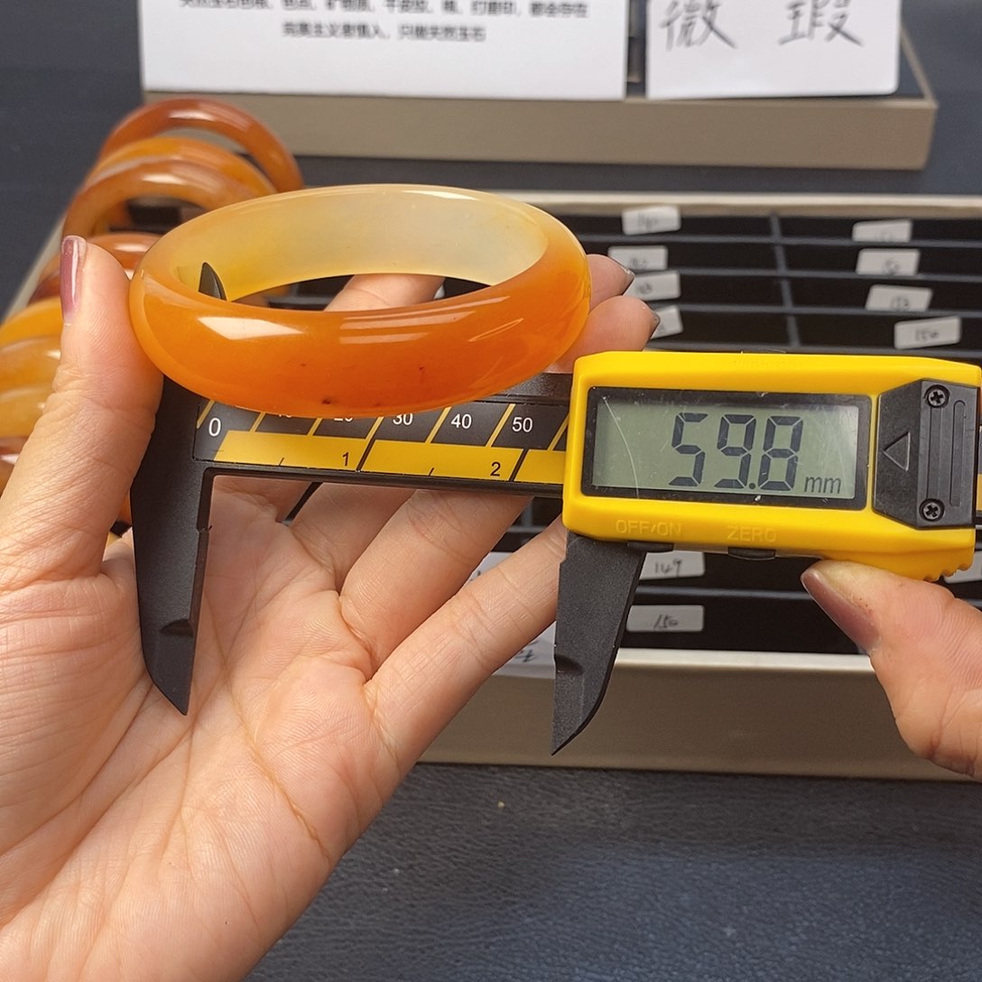 未镶嵌石英质玉（黄龙玉）手镯131号茄子山金沙老油红如血黄龙