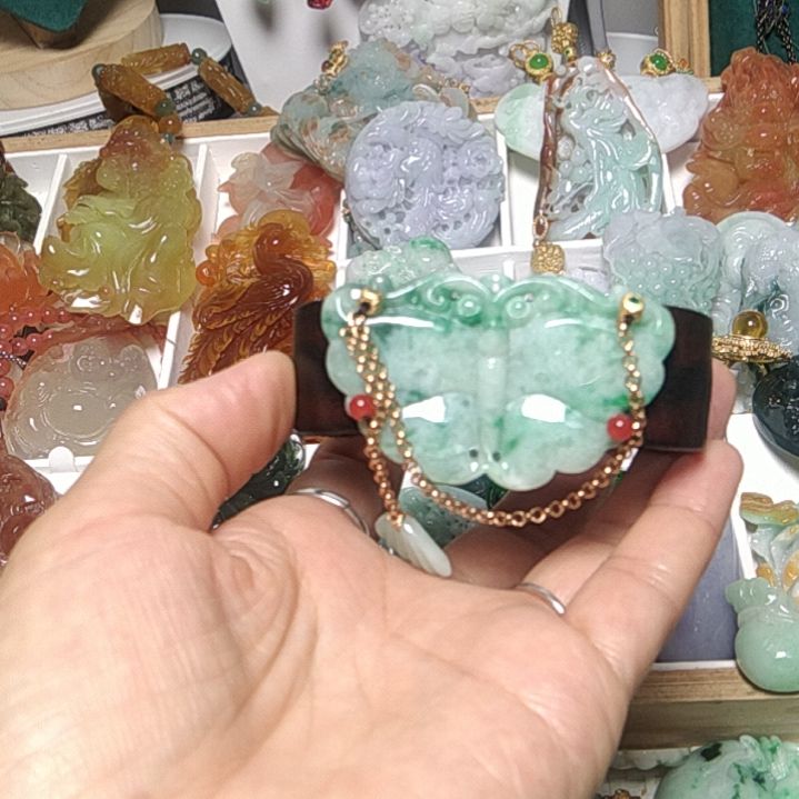 翡翠吊坠(赠链)未镶嵌