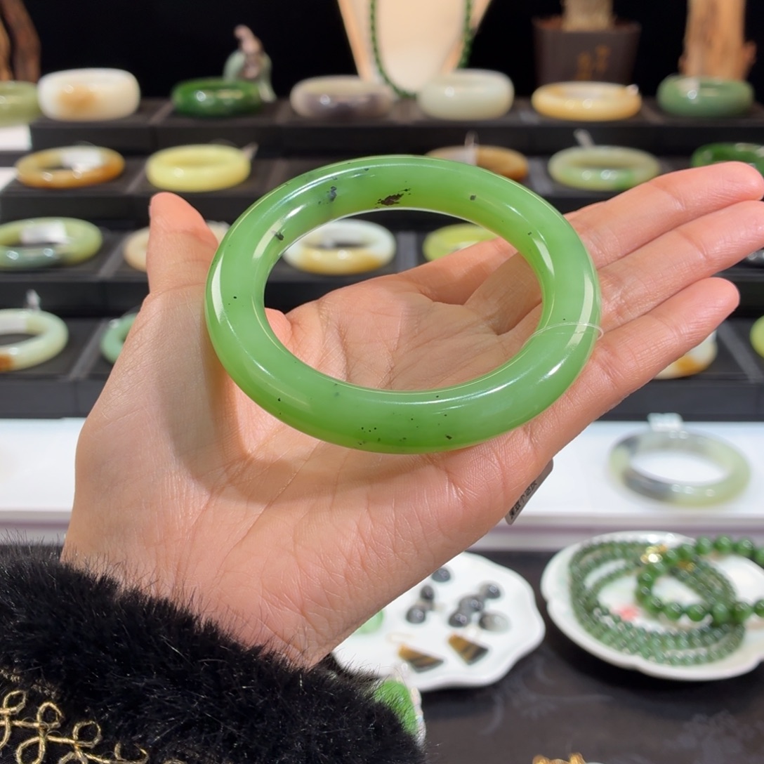 卉***言和田玉未镶嵌手镯高品质苹果绿55➕